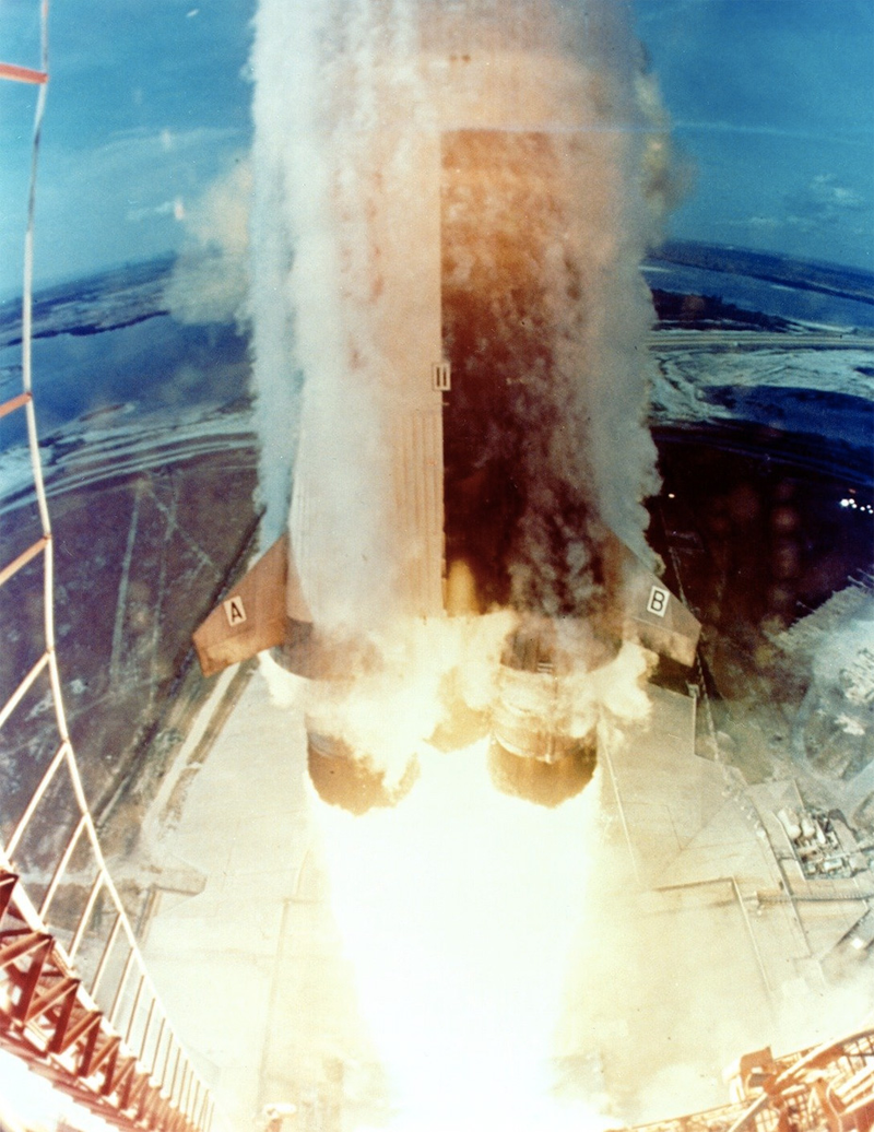 Illustration for article titled Amazing photos from NASA's vaults show how they assembled Apollo 11